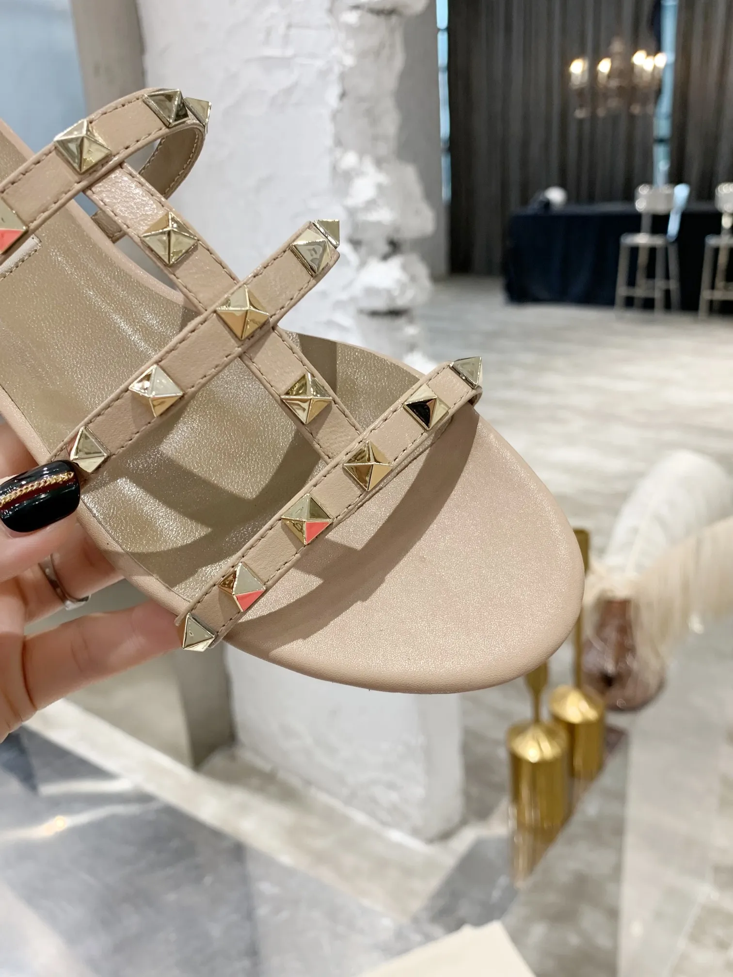 👟👟Ex-factory price 380👟👟 Women's shoes Women's clothing Women's shoes Women's clothing Valentino studded classic sandals ✔️Mixed-breed sheepskin upper ✔️Mixed-breed sheepskin lining and foot pads ✔️Italian yellow cowhide outsole with clear texture consistent with the counter ✔️Code number 35-40 (34, 41, can be customized and not returned)